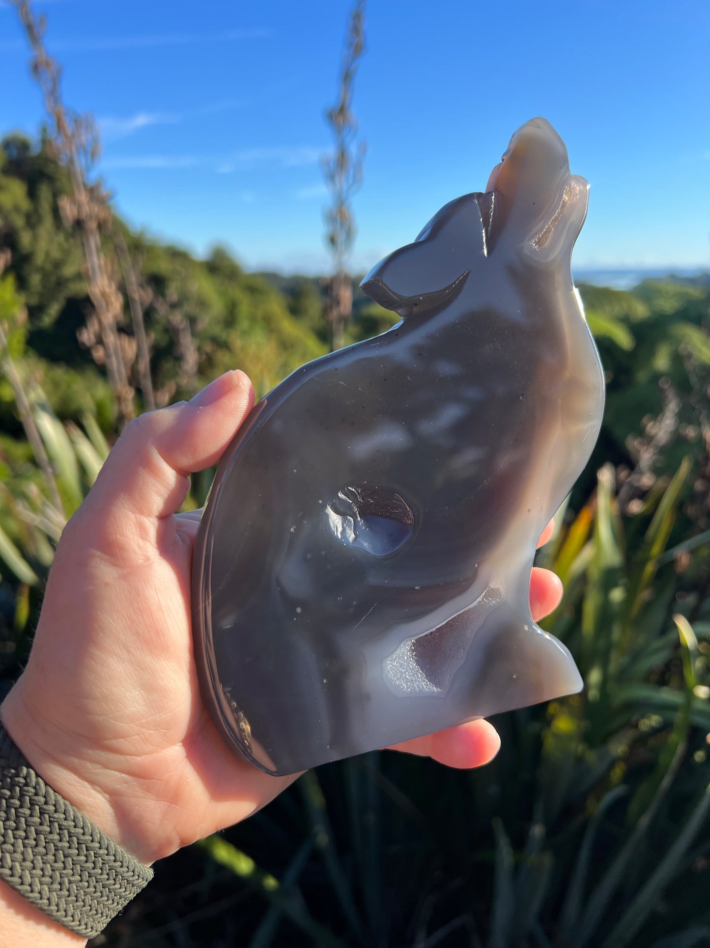 Agate Geode Carved Howling Wolf